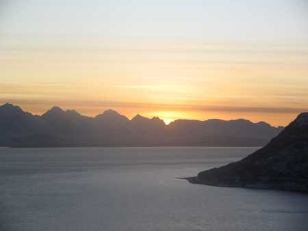 Sola kommer nesten over lyngsalpene